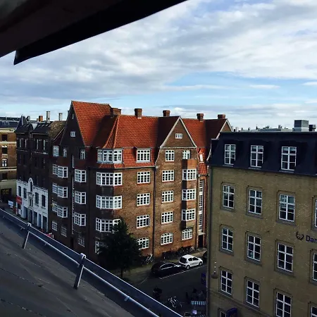 Central & Cosy Studio Right At A Metro Stop