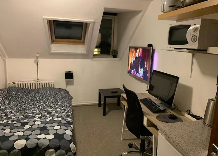 & Cosy Right At A Metro Stop Apartment