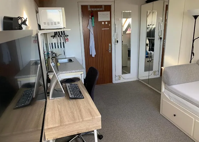 & Cosy Right At A Metro Stop Apartment