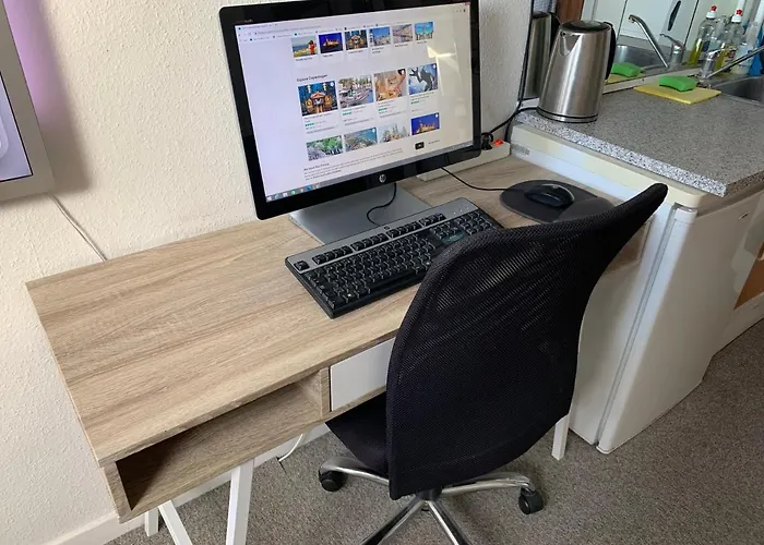 & Cosy Right At A Metro Stop Apartment *