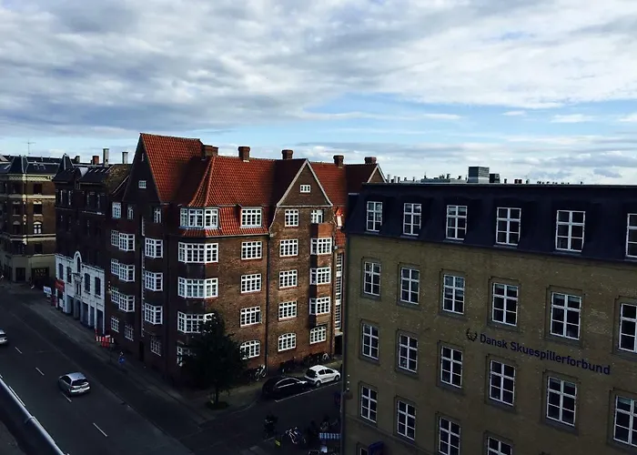 & Cosy Right At A Metro Stop Köpenhamn